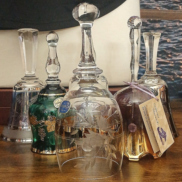 VINTAGE BOHEMIAN CRYSTAL BELL ETCHED WITH FLORAL AND GOLD - Picture 1 of 7